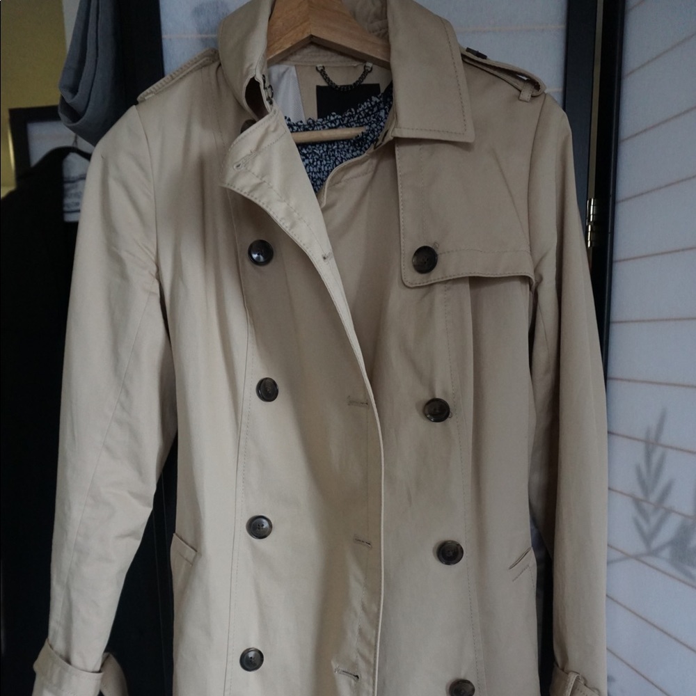 Banana republic trench coat, middle length